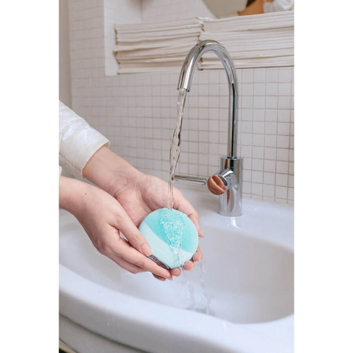 FOREO LUNA 4 mini Arctic Blue- face cleaning device how to clean FOREO Luna 4 mini after using